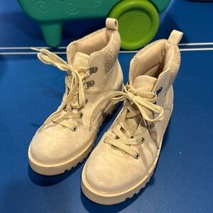 Crown vintage girls winter white shoes/boots. Growth spurts never worn 3W